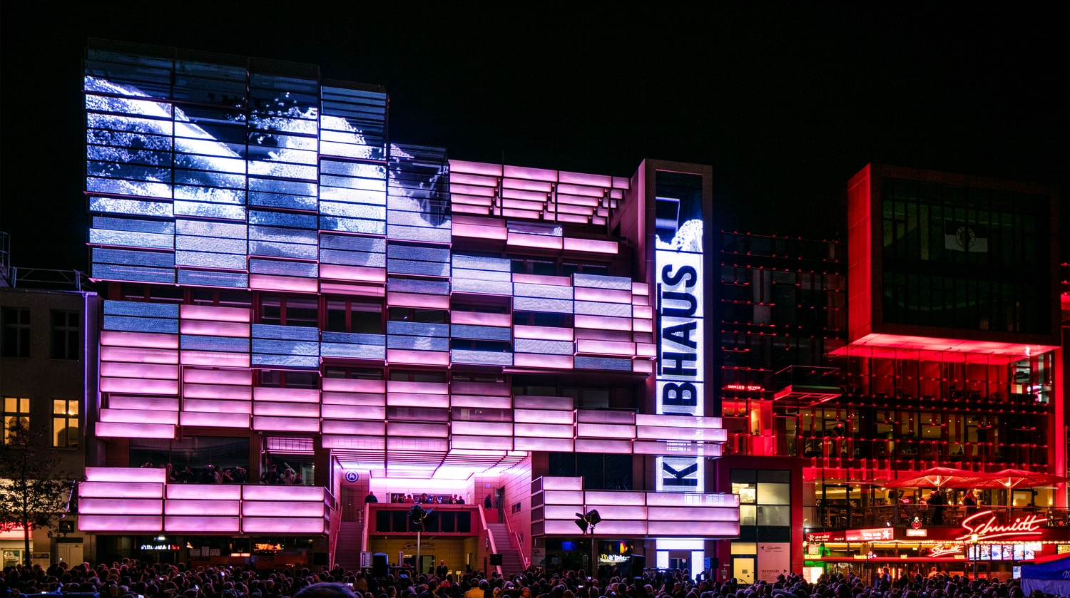 Mann trinkt von Sommersalon GbR